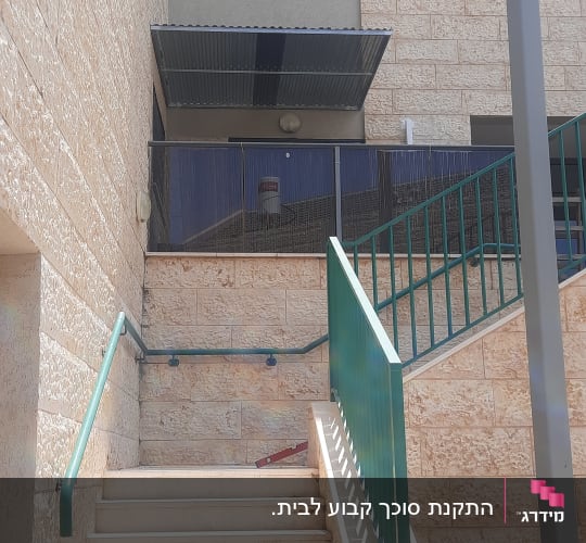 סוכך מתכת מעל מרפסת בקומה עליונה